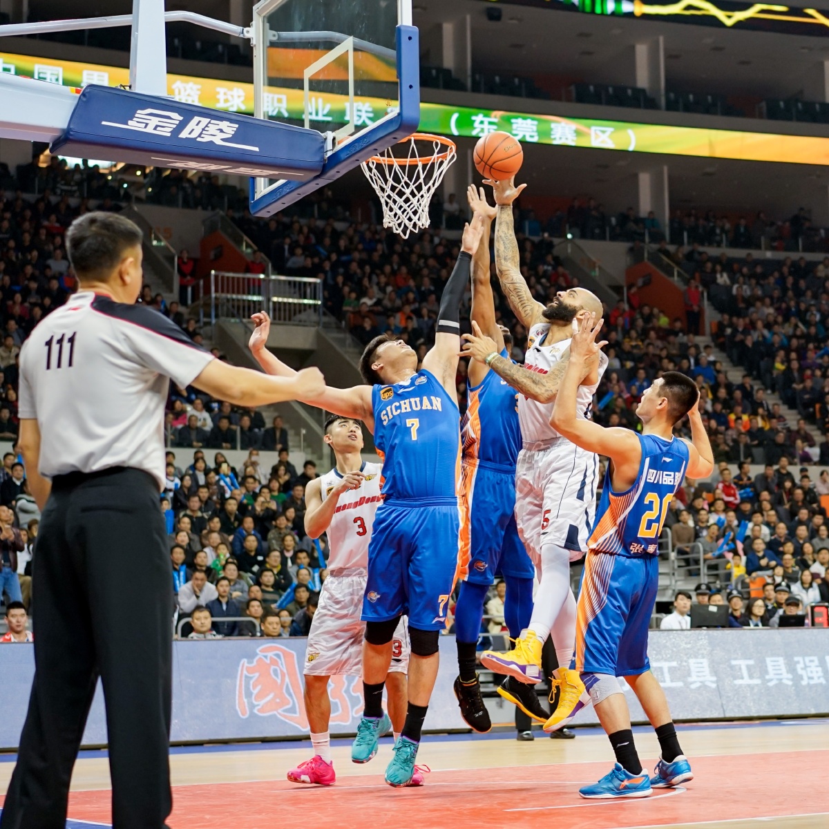 官方：因嘲讽对手唇腭裂，前进之鹰前锋爱德华森被俱乐部罚款（官方通告：不当嘲讽对手唇腭裂，前进之鹰前锋爱德华森遭俱乐部罚款）