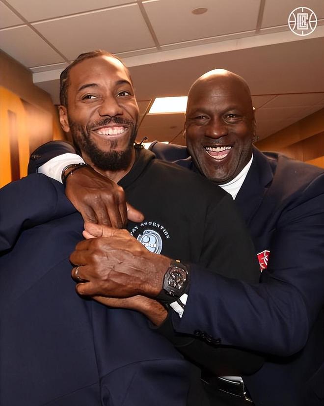 官方：26年1月起，德甲、德乙球场内将显示实际补时时长（德甲、德乙将于2026年1月起在场内公布实际补时时长）