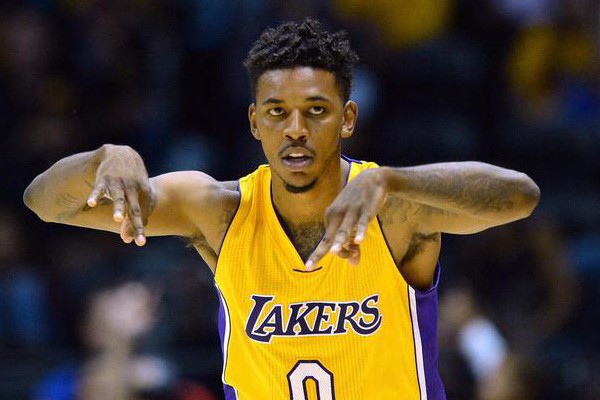 防守强度一上来整个比赛变了（防守升级，比赛面貌立刻改观）