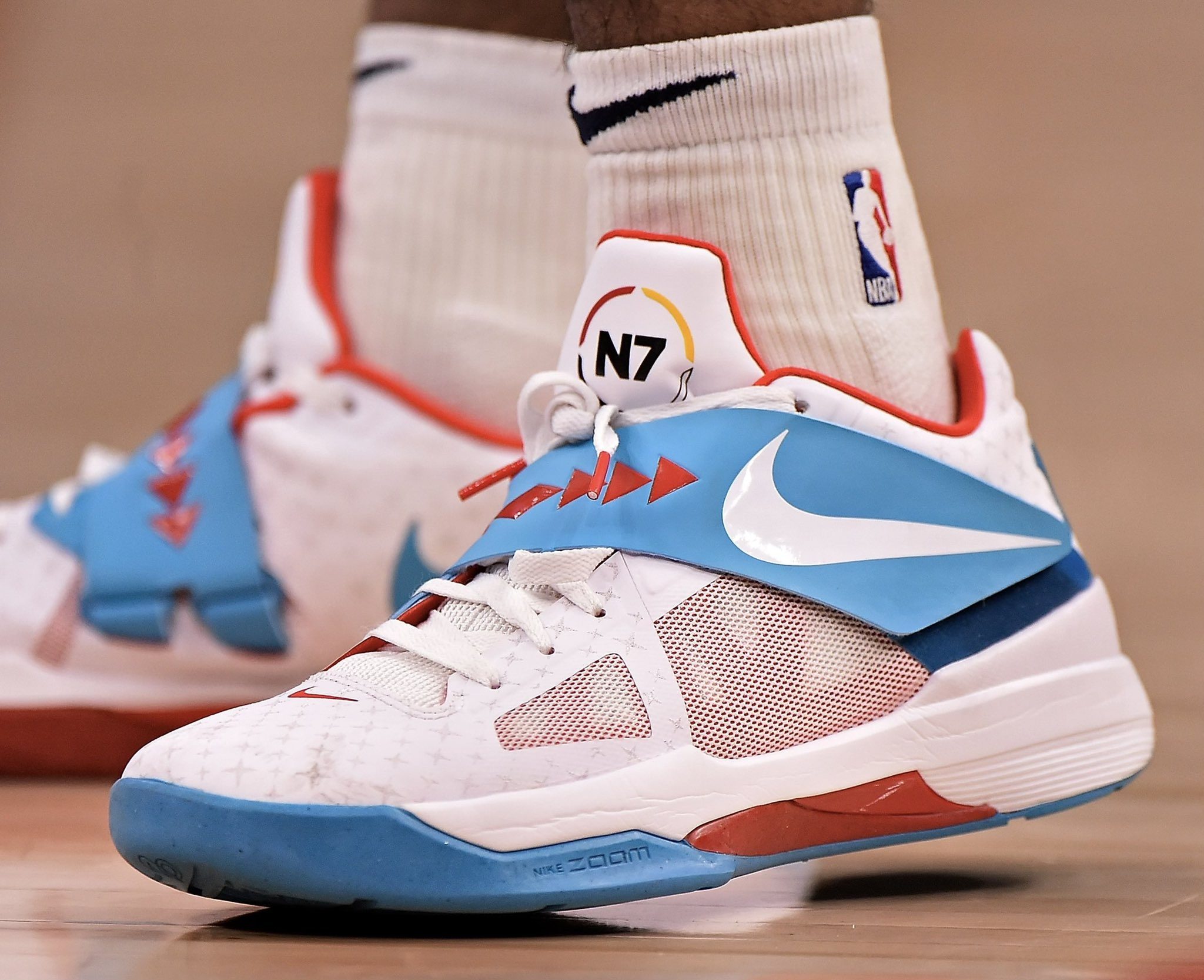 手感冰凉！麦克布莱德半场7中1仅拿2分1篮板2助攻（状态低迷！麦克布莱德半场7投仅1中，仅得2分1篮板2助攻）