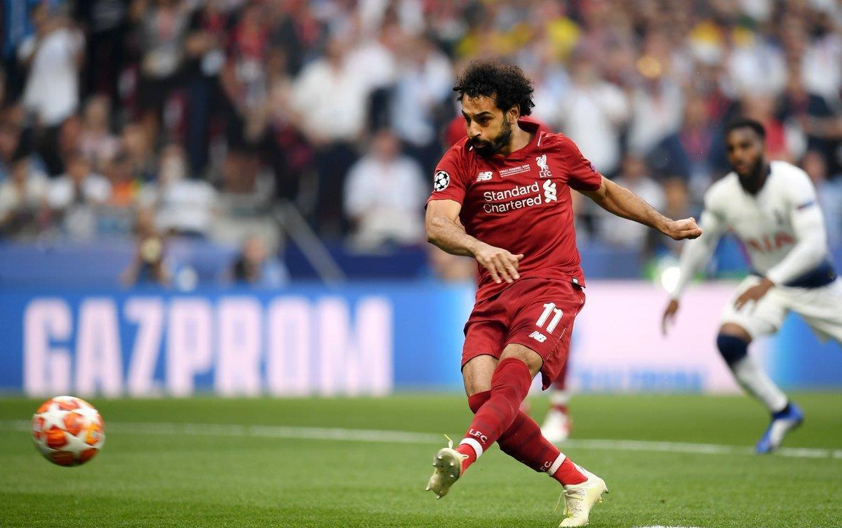 韩国女星穿曼联曼城球衣聚餐。左边是韩国国门金承奎...（韩国女星穿曼联与曼城球衣同桌聚餐，左侧为韩国国门金承奎）