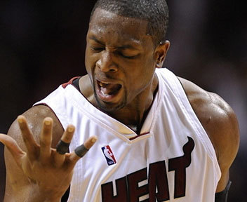 新鹏城推出与深圳本土潮流品牌COSTS联名限定球衣，售价799元（新鹏城携手深圳本土潮牌COSTS发布联名限定球衣，定价799元）