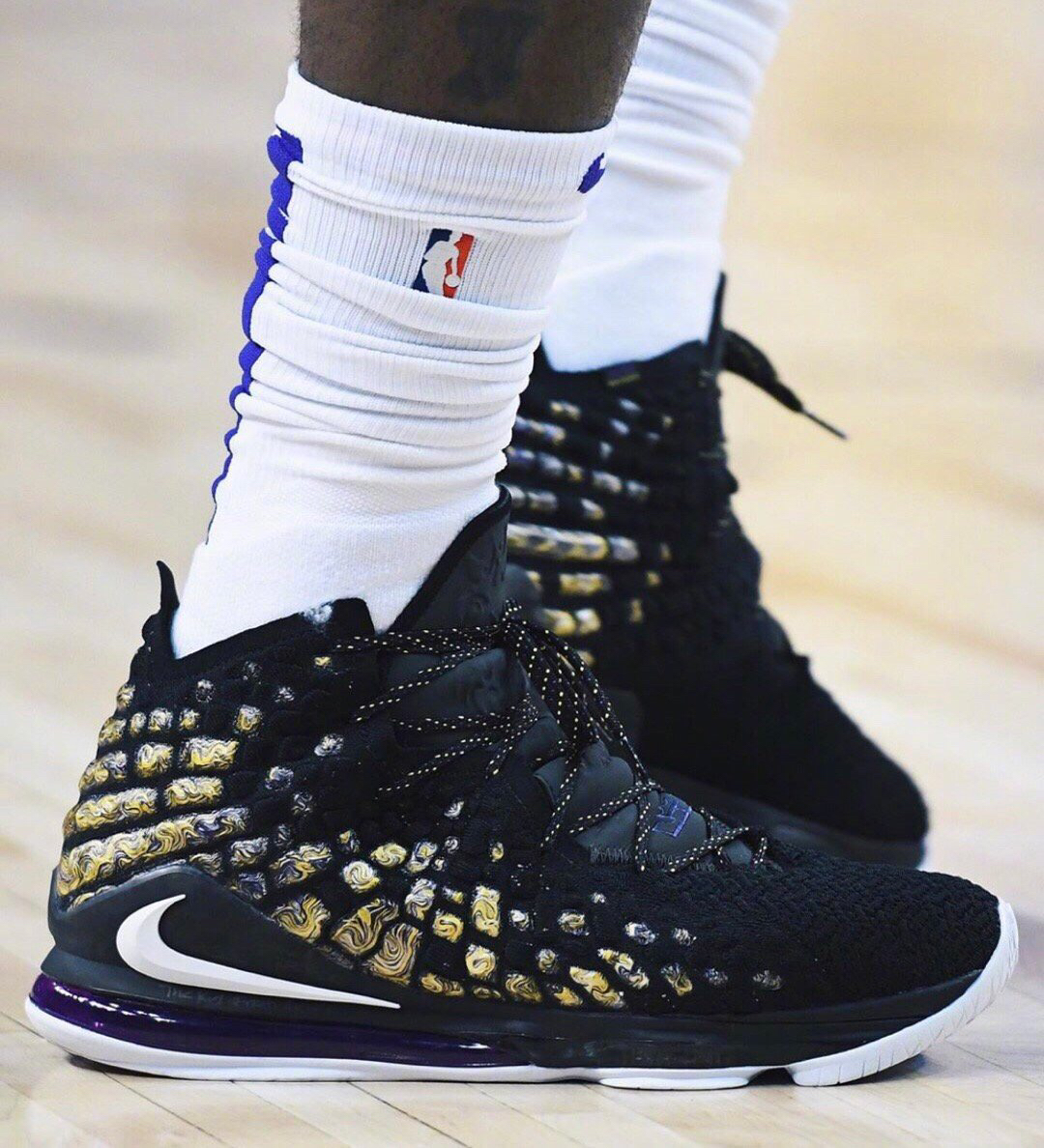 荷兰队表现亮眼，范德贝克伤愈缺阵，其天赋与拼搏受认可。（荷兰队发挥出色，范德贝克康复仍未出场，天赋与拼劲获认可）