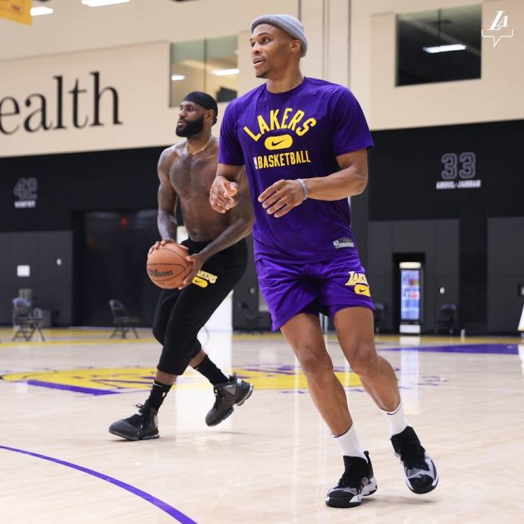 热搜第一！#泰勒斯威夫特官宣订婚 ，男方是知名橄榄球球星（热搜第一！泰勒·斯威夫特宣布订婚，对象为知名橄榄球球星）