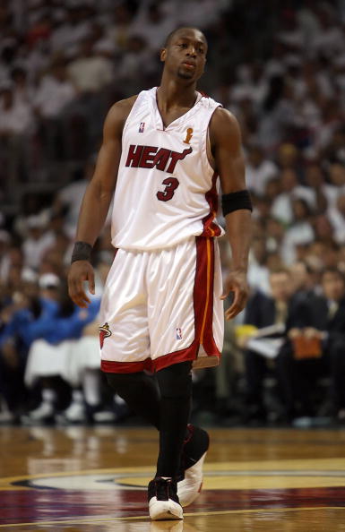 送别队长，浙江球迷打出两幅tifo致敬弗兰克（为队长送行，浙江球迷以两幅Tifo致敬弗兰克）