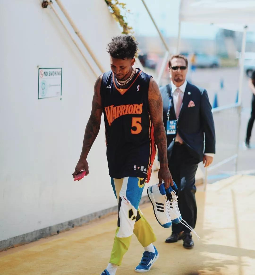 怀特复出力助阿森纳争冠，枪手伤病潮下的坚强回应（怀特复归助阿森纳冲冠，伤病潮中枪手强势回击）