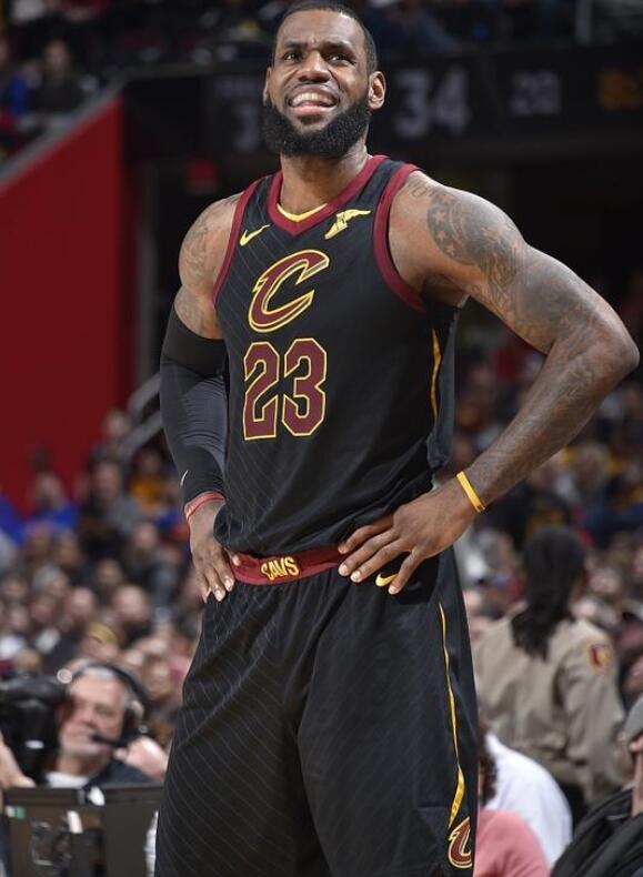 和双小外配合来电！王哲林：主动适应他们球路，慢慢寻找配合感觉（与双小外磨合见成效！王哲林：主动融入其打法，逐步找到默契）