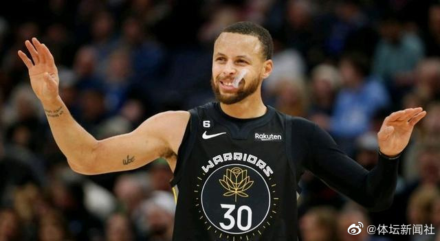 调皮二娃上线，穆勒庆祝夺冠时和25号队友高尔德顶牛假装受伤（穆勒夺冠庆祝又整活，与25号队友高尔德顶头后夸张装伤）