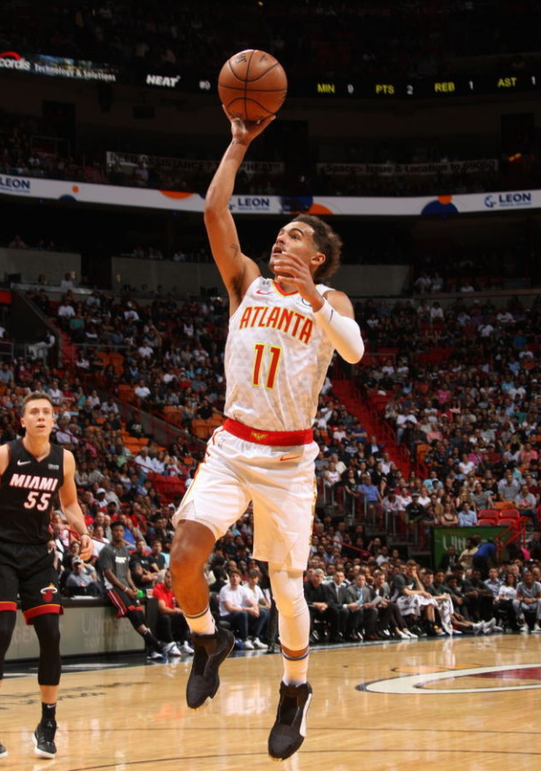 TA：因现代足球重视边路与攻防转换，菱形中场阵型已几乎绝迹（TA：当代足球崇尚边路与攻防转换，菱形中场几近消失）