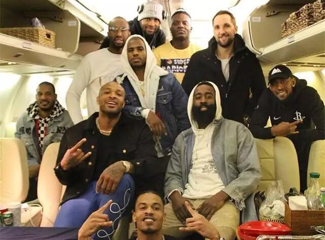 詹姆斯篮板抢断关键时刻锁定胜局（詹姆斯关键篮板与抢断一锤定音）