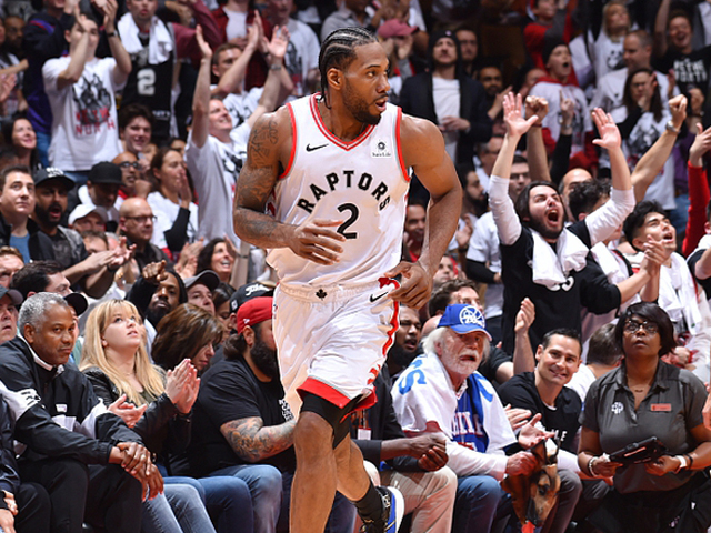 那一脚出去，全场屏住呼吸（这一脚踢出，全场屏息凝神）